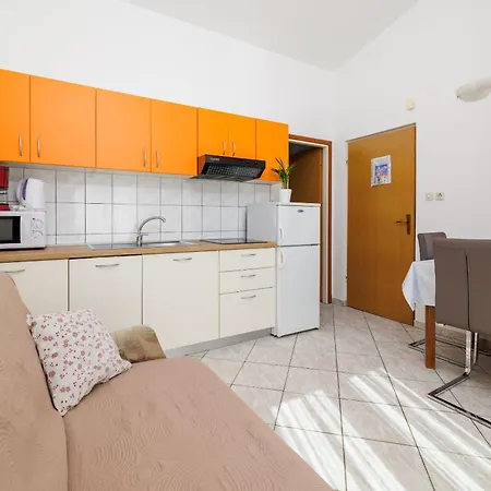 Apartments Marija * Mundanije