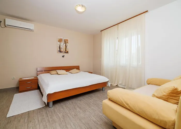 Apartment Apartments Marija Mundanije