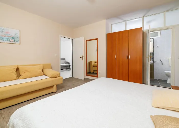 Apartments Marija * Mundanije