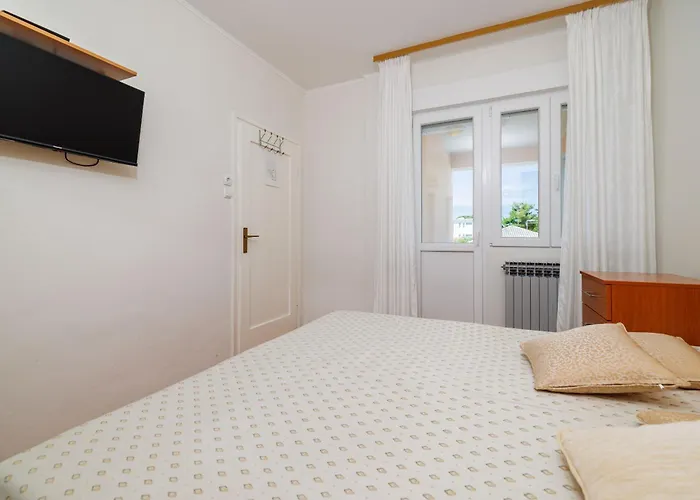 Apartment Apartments Marija Mundanije
