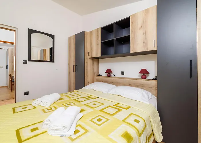 Apartment Apartments Marija Mundanije